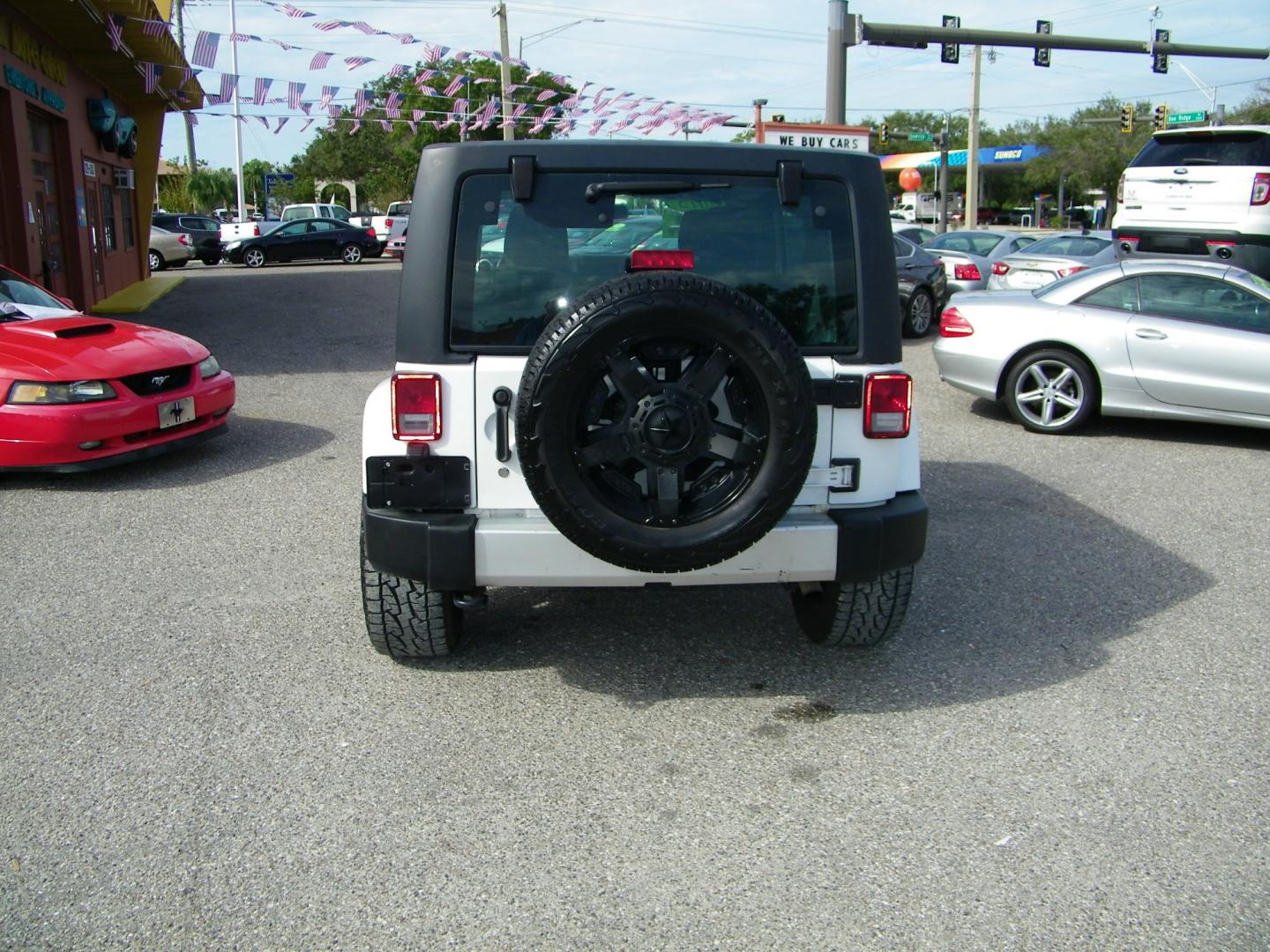 2015 White /Black Jeep Wrangler Unlimited Sahara 4WD (1C4BJWEGXFL) with an 3.6L V6 DOHC 24V FFV engine, Automatic transmission, located at 4000 Bee Ridge Road, Sarasota, FL, 34233, (941) 926-0300, 27.298664, -82.489151 - Photo#4